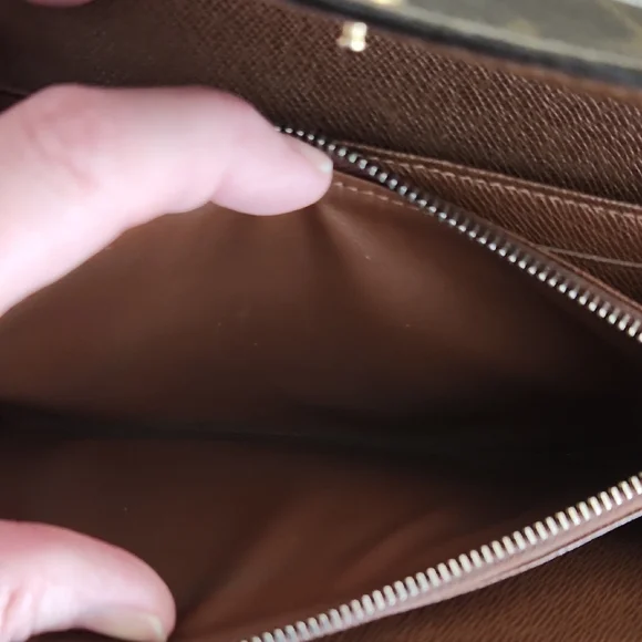 Louis Vuitton Monogram Sarah Wallet - Picture 14 of 16